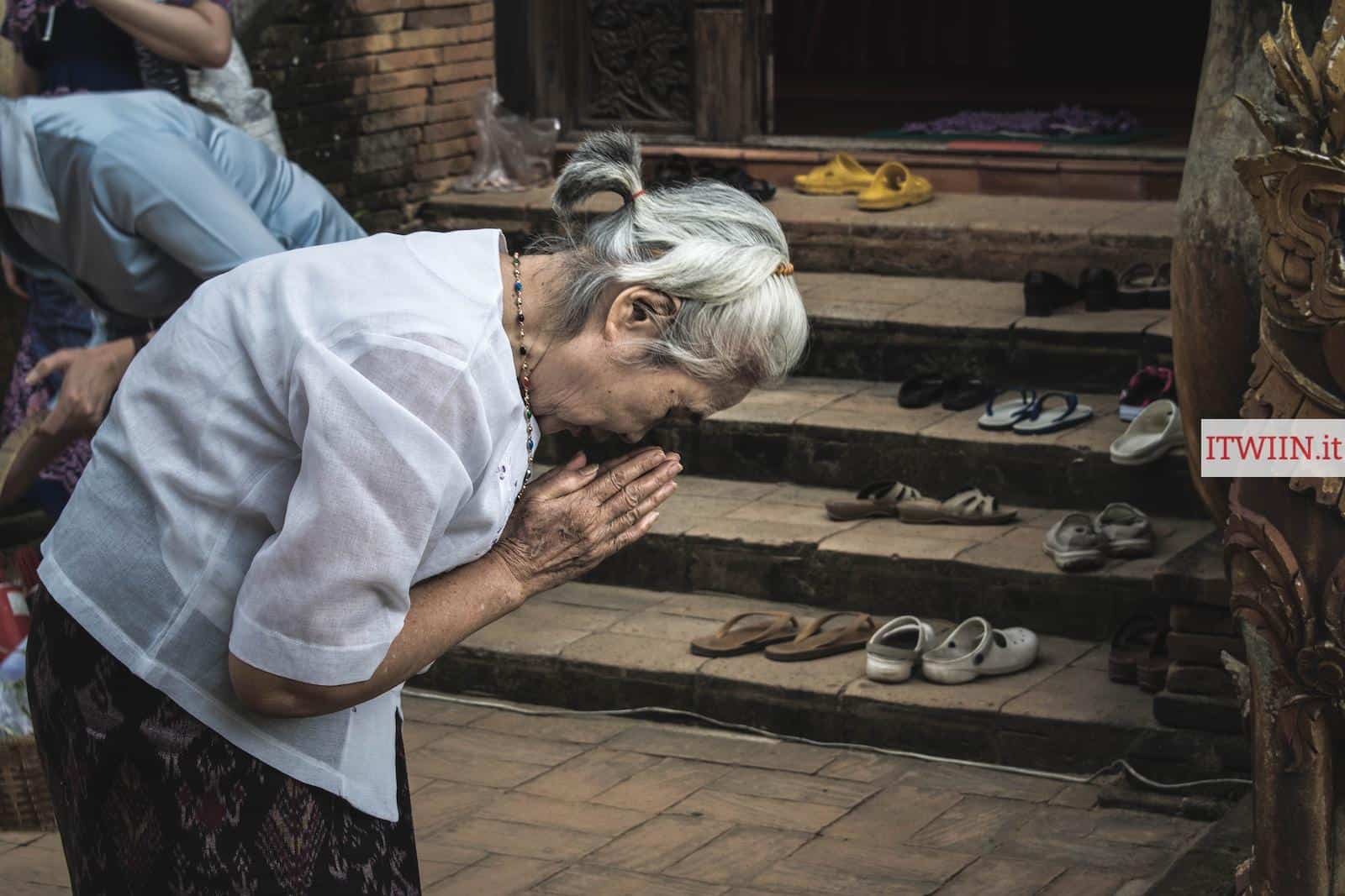 mujer rezando tailandia